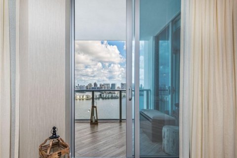 Condominio en venta en North Miami Beach, Florida, 2 dormitorios, 168.8 m2 № 2084486 - foto 12