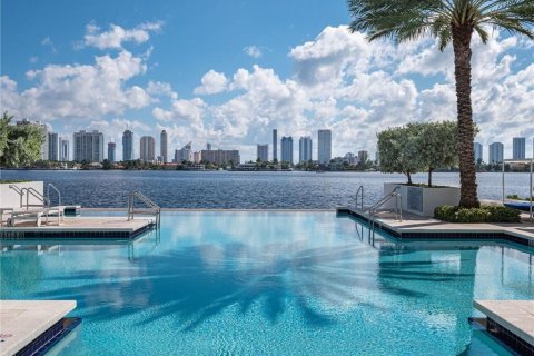 Condominio en venta en North Miami Beach, Florida, 2 dormitorios, 168.8 m2 № 2084486 - foto 5