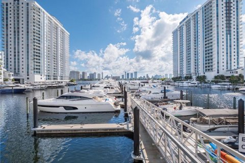 Condominio en North Miami Beach, Florida, 2 dormitorios  № 2084486