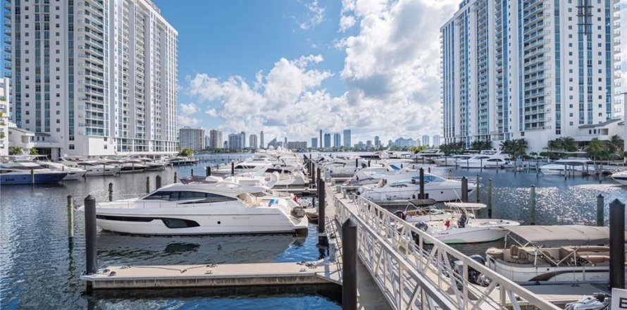 Condominio en North Miami Beach, Florida, 2 dormitorios  № 2084486