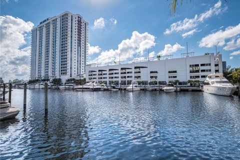 Condominio en venta en North Miami Beach, Florida, 2 dormitorios, 168.8 m2 № 2084486 - foto 3