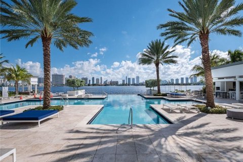 Condominio en venta en North Miami Beach, Florida, 2 dormitorios, 168.8 m2 № 2084486 - foto 4