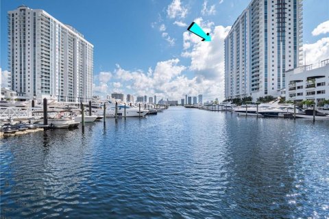 Condominio en venta en North Miami Beach, Florida, 2 dormitorios, 168.8 m2 № 2084486 - foto 2