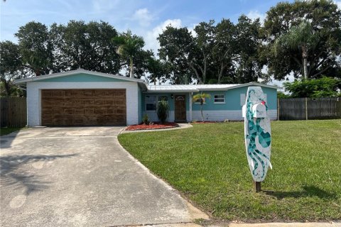 House in Merrit Island, Florida 3 bedrooms, 121.7 sq.m. № 2236296 - photo 2