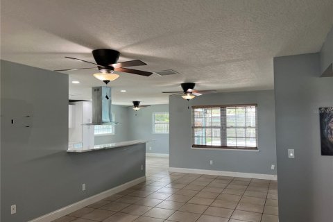 House in Merrit Island, Florida 3 bedrooms, 121.7 sq.m. № 2236296 - photo 5