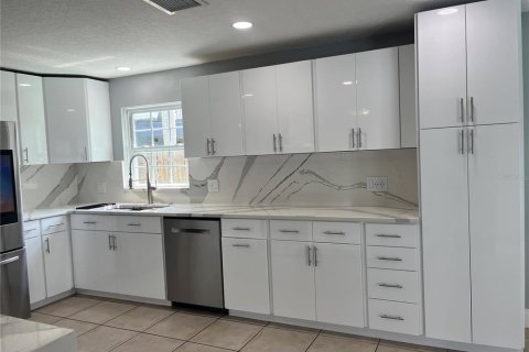 House in Merrit Island, Florida 3 bedrooms, 121.7 sq.m. № 2236296 - photo 8