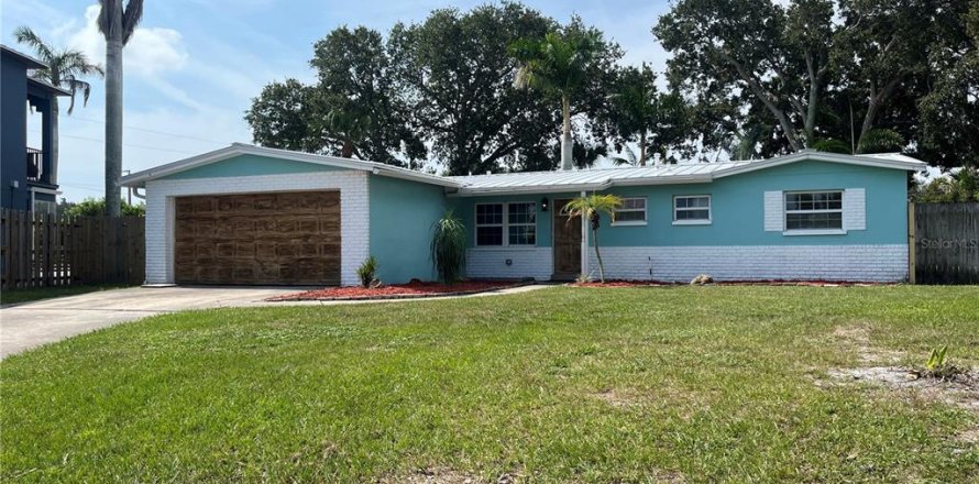 House in Merrit Island, Florida 3 bedrooms, 121.7 sq.m. № 2236296