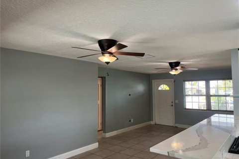 House in Merrit Island, Florida 3 bedrooms, 121.7 sq.m. № 2236296 - photo 3