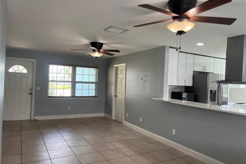 House in Merrit Island, Florida 3 bedrooms, 121.7 sq.m. № 2236296 - photo 4