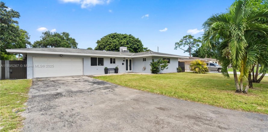 Дом в Пемброк-Пайнс, Флорида 3 спальни, 143.07м2 № 1947284