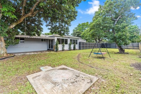 Купить виллу или дом в Пемброк-Пайнс, Флорида 3 спальни, 143.07м2, № 1947284 - фото 28