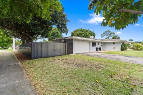 Купить виллу или дом в Пемброк-Пайнс, Флорида 3 спальни, 143.07м2, № 1947284 - фото 29