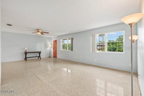 House in Daytona Beach, Florida 2 bedrooms, 111.85 sq.m. № 2402729 - photo 2