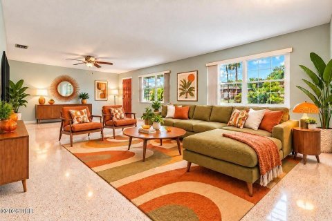 House in Daytona Beach, Florida 2 bedrooms, 111.85 sq.m. № 2402729 - photo 3