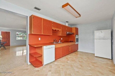 House in Daytona Beach, Florida 2 bedrooms, 111.85 sq.m. № 2402729 - photo 6