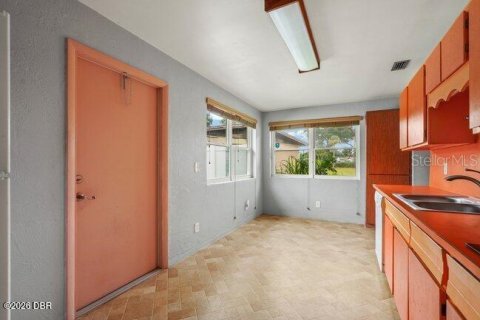 House in Daytona Beach, Florida 2 bedrooms, 111.85 sq.m. № 2402729 - photo 8