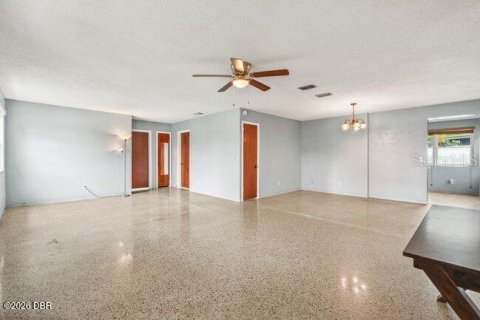 House in Daytona Beach, Florida 2 bedrooms, 111.85 sq.m. № 2402729 - photo 4