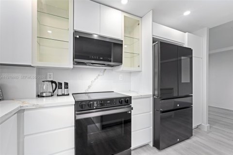 Condo in Hallandale Beach, Florida, 2 bedrooms  № 2040978 - photo 3