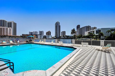 Condo in Hallandale Beach, Florida, 2 bedrooms  № 2040978 - photo 22