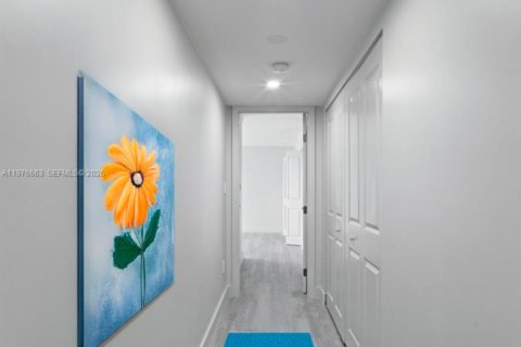 Condo in Hallandale Beach, Florida, 2 bedrooms  № 2040978 - photo 10