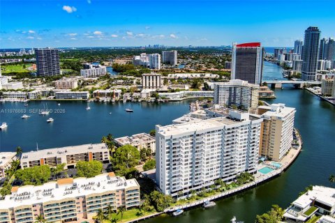 Condo in Hallandale Beach, Florida, 2 bedrooms  № 2040978 - photo 26