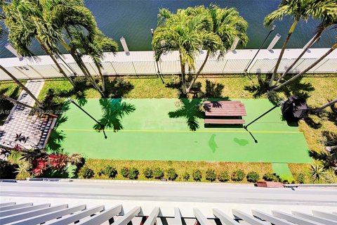 Condo in Hallandale Beach, Florida, 2 bedrooms  № 2040978 - photo 24