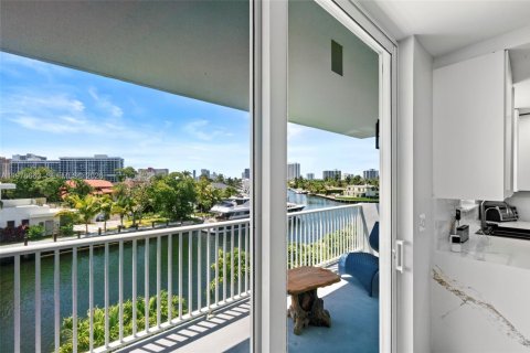 Condo in Hallandale Beach, Florida, 2 bedrooms  № 2040978 - photo 7
