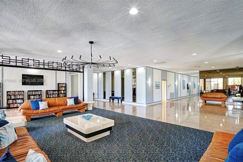 Condo in Hallandale Beach, Florida, 2 bedrooms  № 2040978 - photo 20