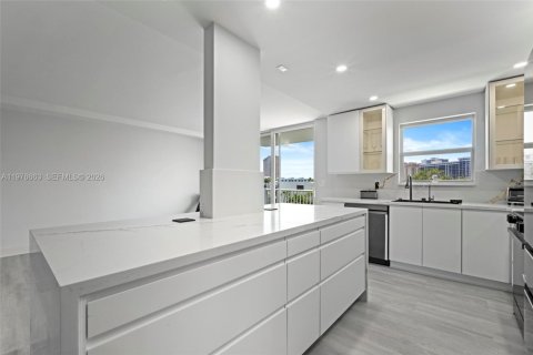 Condo in Hallandale Beach, Florida, 2 bedrooms  № 2040978 - photo 5