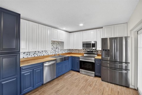 House in Valrico, Florida 4 bedrooms, 130.25 sq.m. № 1912701 - photo 16