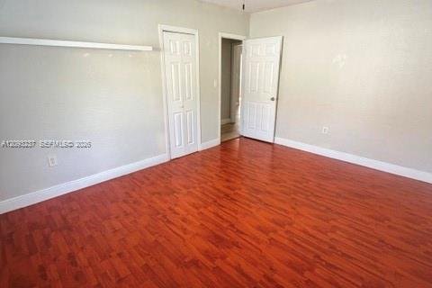 House in West Miami, Florida 3 bedrooms, 103.49 sq.m. № 2382469 - photo 5