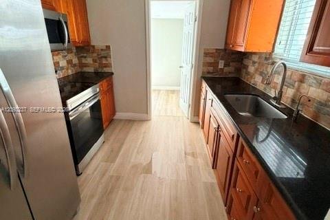 House in West Miami, Florida 3 bedrooms, 103.49 sq.m. № 2382469 - photo 8