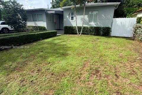 House in West Miami, Florida 3 bedrooms, 103.49 sq.m. № 2382469 - photo 2