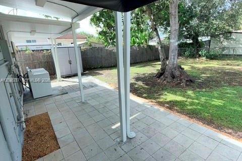 House in West Miami, Florida 3 bedrooms, 103.49 sq.m. № 2382469 - photo 17