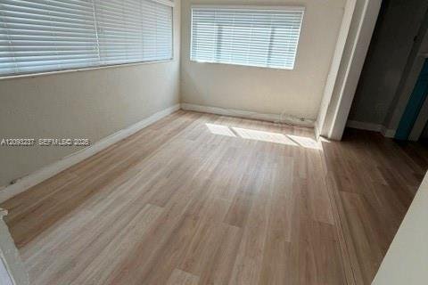 House in West Miami, Florida 3 bedrooms, 103.49 sq.m. № 2382469 - photo 3