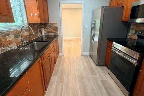 House in West Miami, Florida 3 bedrooms, 103.49 sq.m. № 2382469 - photo 14
