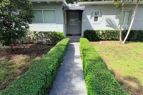 House in West Miami, Florida 3 bedrooms, 103.49 sq.m. № 2382469