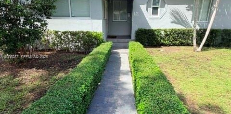 House in West Miami, Florida 3 bedrooms, 103.49 sq.m. № 2382469