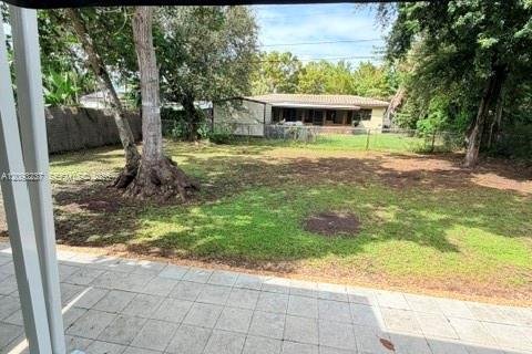 House in West Miami, Florida 3 bedrooms, 103.49 sq.m. № 2382469 - photo 16