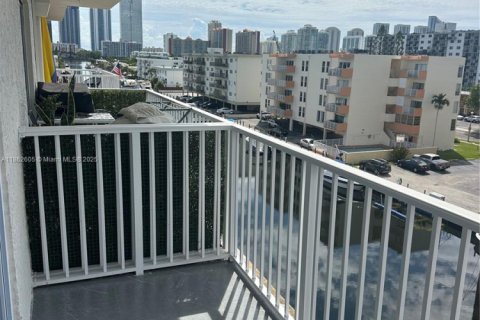 Condominio en alquiler en North Miami Beach, Florida, 1 dormitorio, 61.59 m2 № 1890035 - foto 13