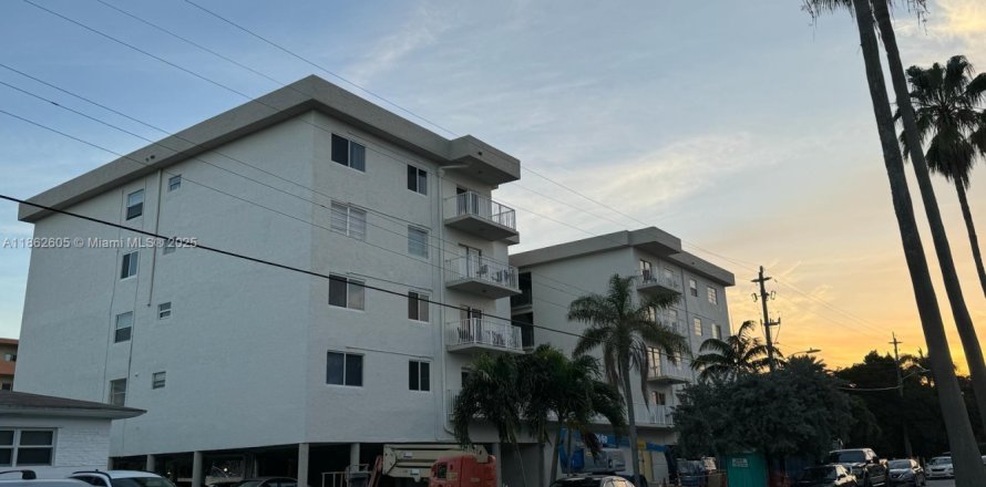 Condominio en North Miami Beach, Florida, 1 dormitorio  № 1890035