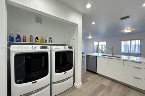 Touwnhouse à louer à Hallandale Beach, Floride: 2 chambres, 134.71 m2 № 1999164 - photo 11