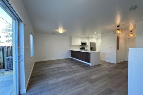 Touwnhouse à louer à Hallandale Beach, Floride: 2 chambres, 134.71 m2 № 1999164 - photo 6