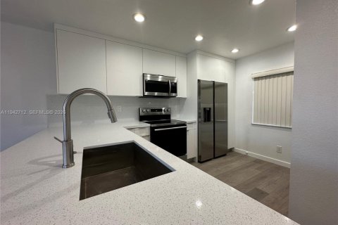 Touwnhouse à louer à Hallandale Beach, Floride: 2 chambres, 134.71 m2 № 1999164 - photo 5