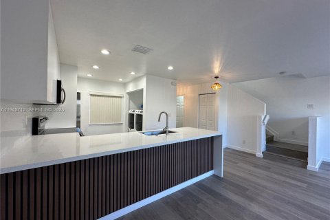 Touwnhouse à louer à Hallandale Beach, Floride: 2 chambres, 134.71 m2 № 1999164 - photo 3