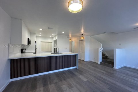 Touwnhouse à louer à Hallandale Beach, Floride: 2 chambres, 134.71 m2 № 1999164 - photo 2