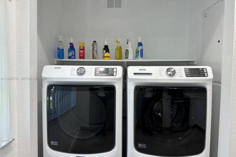 Touwnhouse à louer à Hallandale Beach, Floride: 2 chambres, 134.71 m2 № 1999164 - photo 12