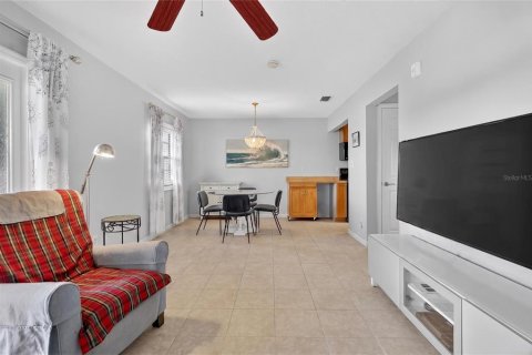 Condo in Saint Petersburg, Florida, 1 bedroom № 2123721 - photo 13