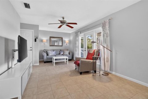 Condo in Saint Petersburg, Florida, 1 bedroom № 2123721 - photo 8