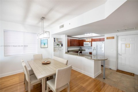 Condo in Miami, Florida, 2 bedrooms  № 1864729 - photo 4